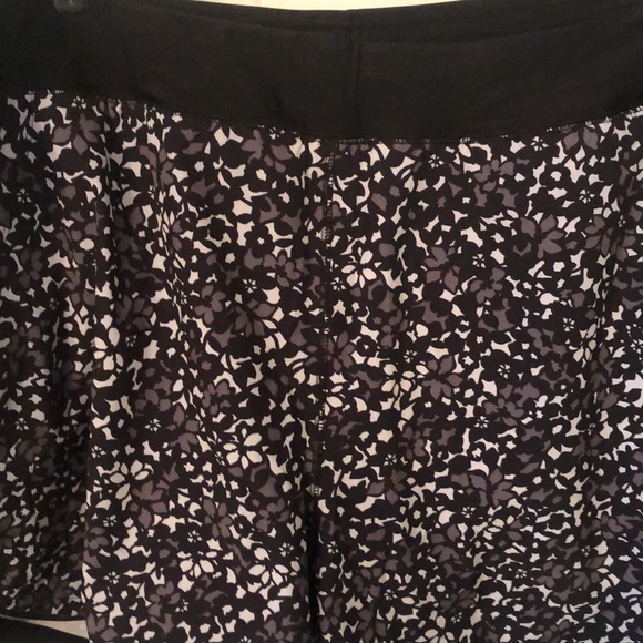NWOT Lands End Black and White Floral Swim Shorts. - Picture 2 of 10